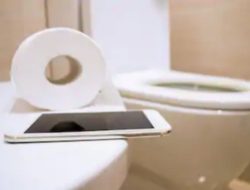 Main HP di Toilet Bisa Picu Wasir, Ini Saran Dokter untuk Generasi Z