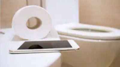 Main HP di Toilet Bisa Picu Wasir, Ini Saran Dokter untuk Generasi Z